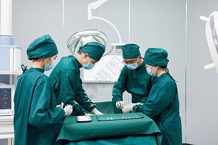 手术室医生做外科手术图片