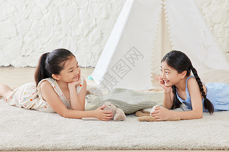 两个小女孩居家玩游戏图片