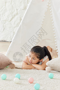 孤单的小女孩趴在帐篷里图片