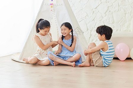 儿童生日三个小朋友坐在地板上玩耍背景