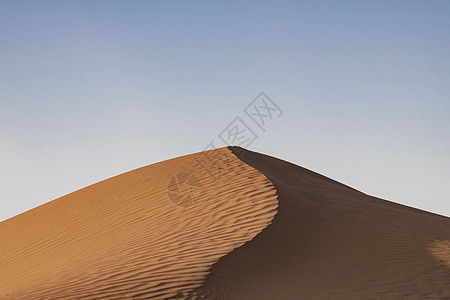内蒙古腾格里月亮湖沙漠图片