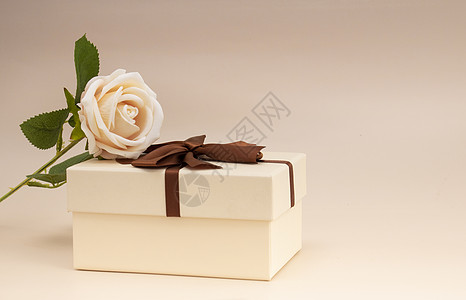 白玫瑰和巧克力传统节日七夕情人节浪漫鲜花贺卡礼物盒背景