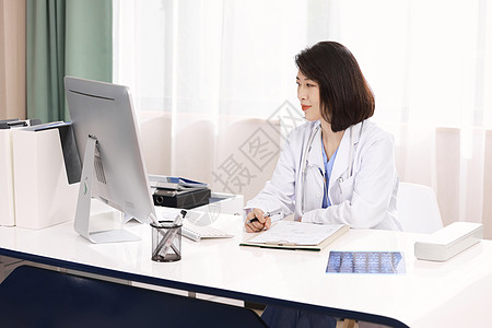 用电脑女性医师通过视频电话与患者沟通背景