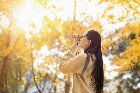 秋天的银杏与少女背景图片