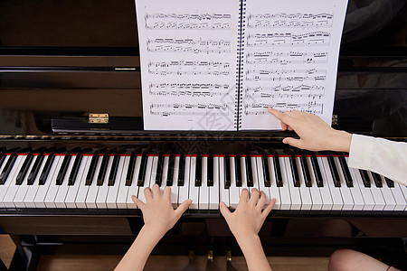 学生钢琴教师教儿童学钢琴手部特写背景