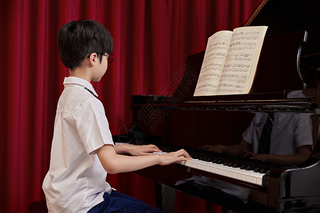 人像特写儿童学生学习弹奏钢琴曲背景