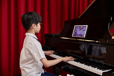 儿童学生学习弹奏钢琴曲图片