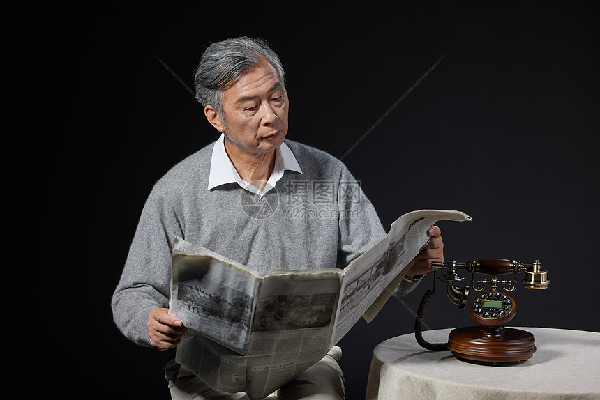孤独老年人看报纸