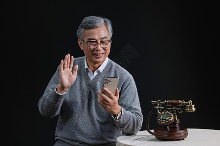 老人聊天空巢老人拿手机和亲人视频聊天背景