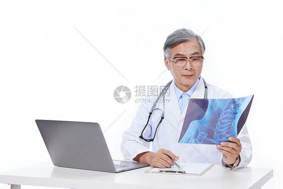 老年医师男教授看X光片图片