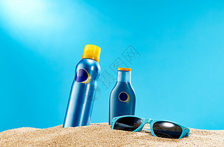 沙滩上的墨镜和防晒用品图片