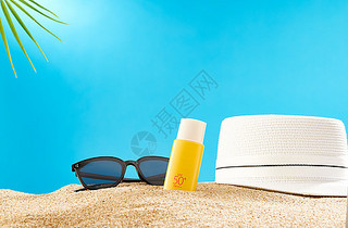 夏日沙滩上的防晒霜图片