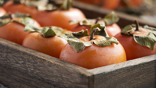 整齐排列当季新鲜甜蜜柿子图片