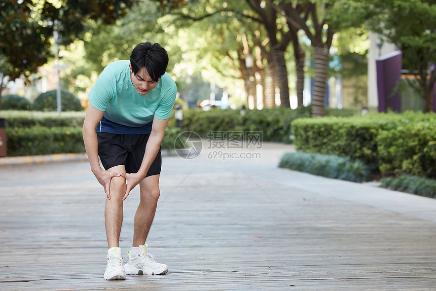 运动健身男性膝盖酸痛图片