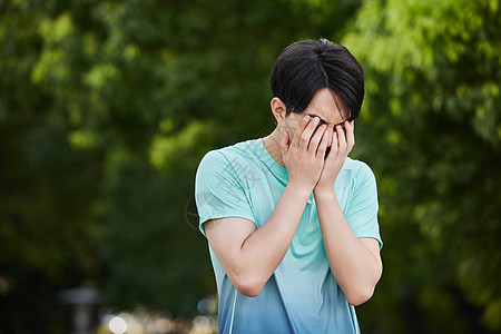 运动男性捂脸难过高清图片