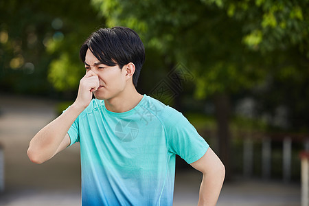 男生健身青年男性捏鼻子难受背景