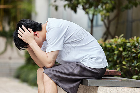 开除青年男性情绪崩溃背景