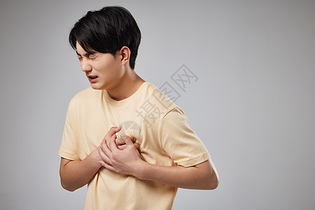 年轻男性胸痛图片
