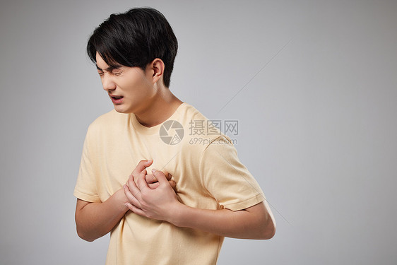 年轻男性胸痛图片