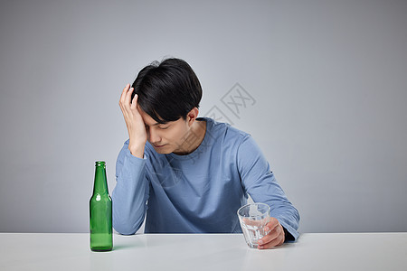 年轻男性喝酒解压高清图片