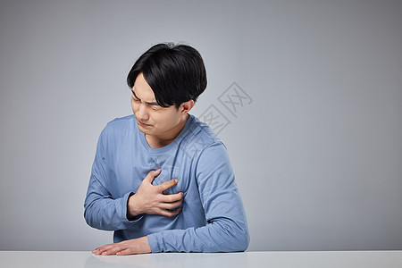 年轻男性心脏痛图片