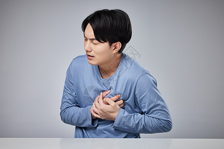 年轻男性亚健康胸口疼痛图片
