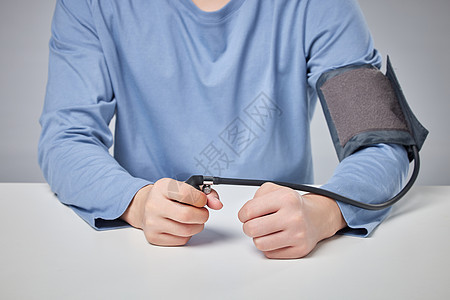 青年男性使用血压仪图片
