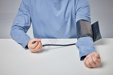 青年男性使用血压仪图片