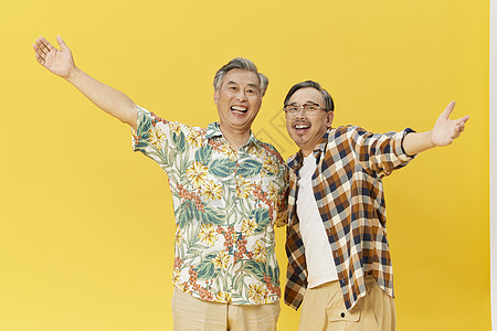 中老年男性和好友拥抱大笑图片