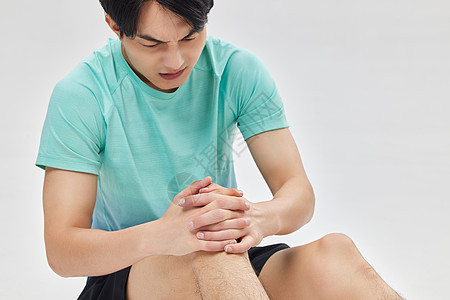 运动健身男性膝盖受伤特写图片