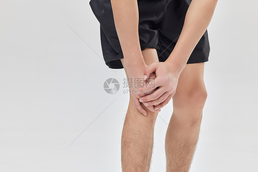 男性膝盖关节疼痛特写图片