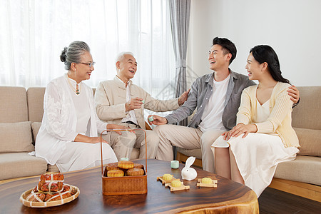 中秋吃月饼一家人中秋节居家聚会吃月饼背景