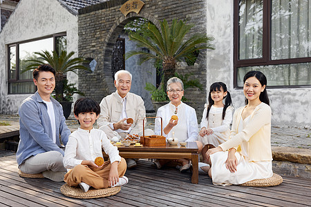 一家团圆一家六口中秋节庭院聚会吃月饼背景