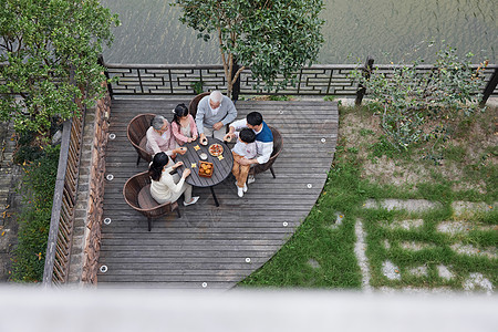 一家人庭院相聚过中秋节俯拍图片