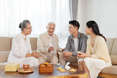 一家人相聚过中秋节吃月饼背景图片