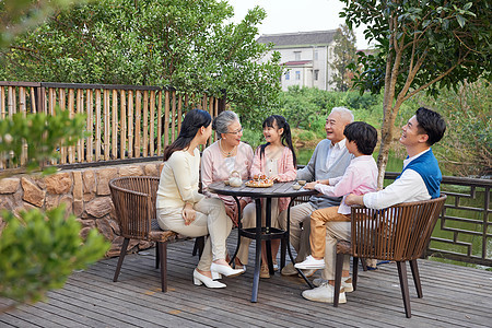 一家人相聚庭院过中秋节吃月饼背景图片