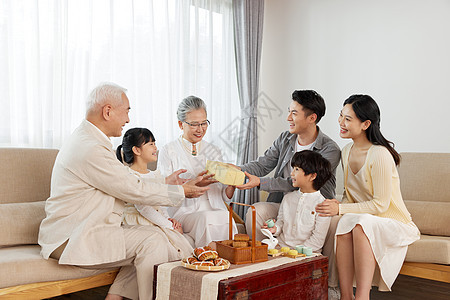 一家人相聚过中秋节吃月饼背景图片