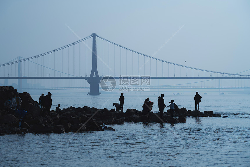长江边的人们图片