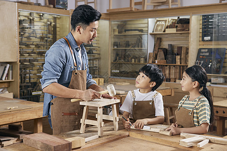 木匠师傅教小朋友做板凳图片
