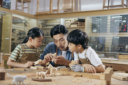 手工课老师教小朋友木块雕刻图片