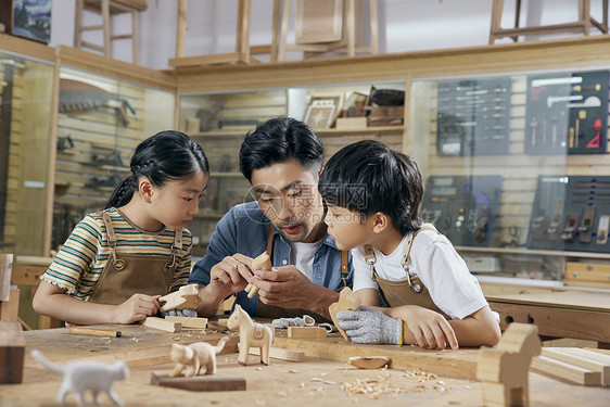 手工课老师教小朋友木块雕刻图片