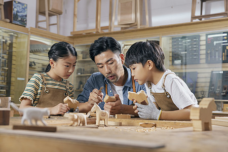 雕刻手工的人木工老师教小朋友木块雕刻背景