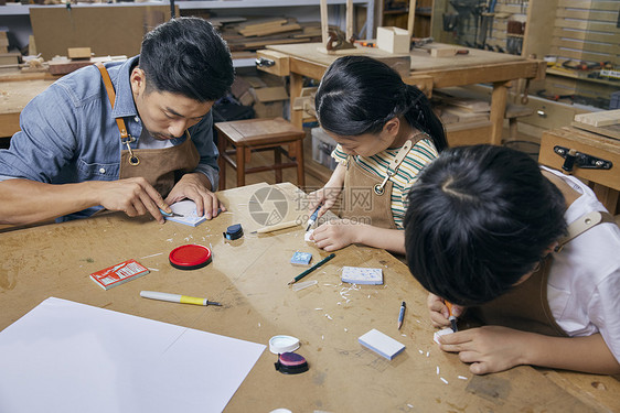 手工课老师教学橡皮章雕刻图片