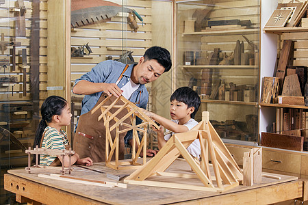 榫卯工艺木工老师给小朋友讲解榫卯结构背景