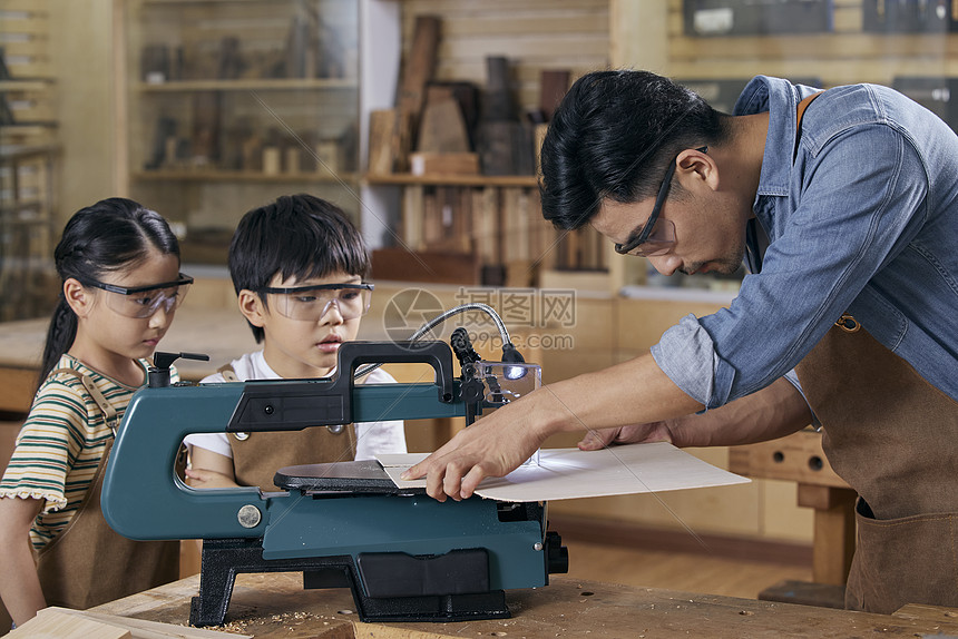 木匠师傅教小朋友裁切木板图片