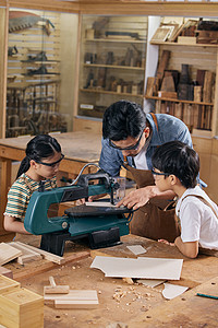 木工老师和小朋友讲解机器使用注意事项图片