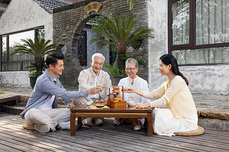 快乐老人新婚夫妻陪伴老人过中秋节喝茶背景
