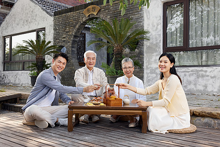 老人夫妇新婚夫妻陪伴老人过中秋节喝茶背景