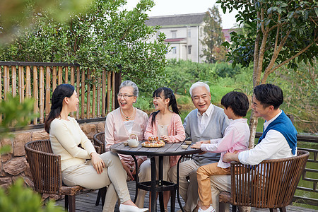 中秋节一家人团圆相聚陪伴背景图片