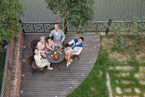 俯拍中秋节一家人团圆团聚图片
